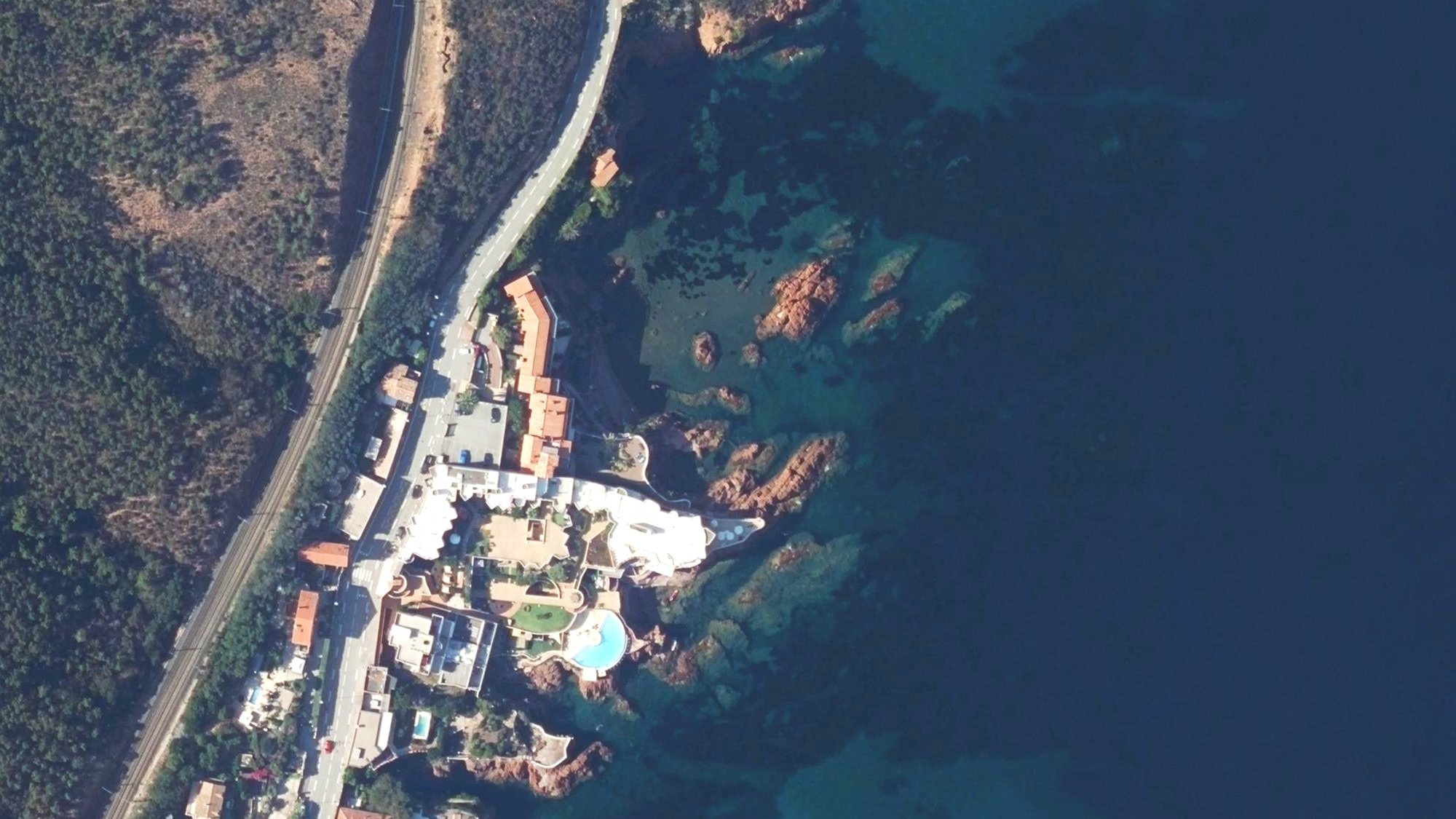 Aerial view of the Le Cyclos residence, its cove and beach at Le Trayas